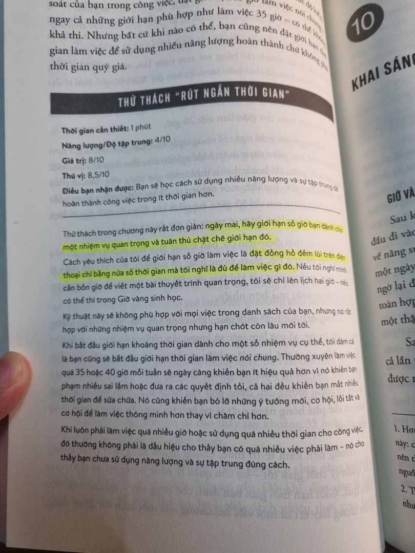 Cuốn sách rất hay của tác giả Chris Bailey. Tác giả trình bày những nguyên tắc và kinh nghiệm của mình để làm việc và sống có năng suất, hiệu quả hơn, giúp bạn tiết kiệm được nhiều thời gian hơn và dành được thêm thời gian cho đam mê và các công việc có ý nghĩa của cuộc đời mình.  Lối viết của tác giả đơn giản, dễ hiểu, đi thẳng vào vấn đề. Không dài dòng, lan man như các quyển sách self-help khác