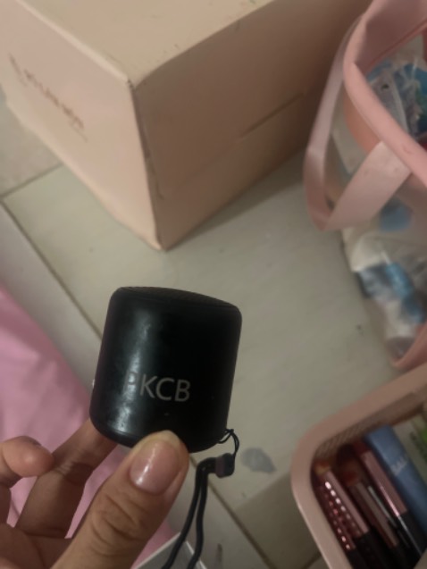 Chưa kịp mở lên mà cầm cái vỏ loa bị chảy nhựa hay gì nhớt dính hết vào tay khó chịu quá nhìn cái loa nó nhem nhuốc kinh âm thanh thì tiền nào của đó