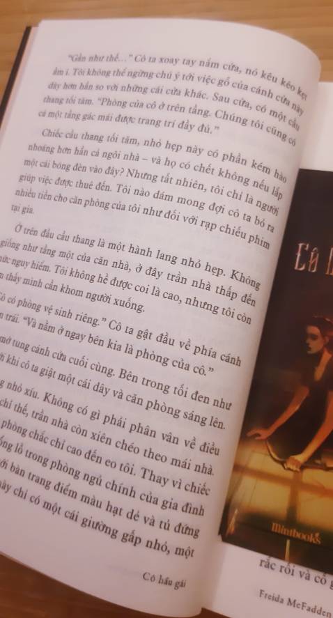 Nội dung: cũng hay và với mình thì khá cuốn đoạn đầu với cuối ạ :0 do thích nvat Millie hơn
In ấn: rõ nét, rất thích kiểu font chữ này
Bìa: đẹp, không trầy xước
Kích thước: có phần hơi thấp hơn sách có độ dày tương tự của các nxb khác
Chất lượng giấy: tốt, mùi hơi khác so với những quyển sách mình từng mua nhưng vẫn thích hít lấy hít để (nếu là cô gái văn chương, hẳn mình sẽ cho mấy trang giấy vào miệng ăn)