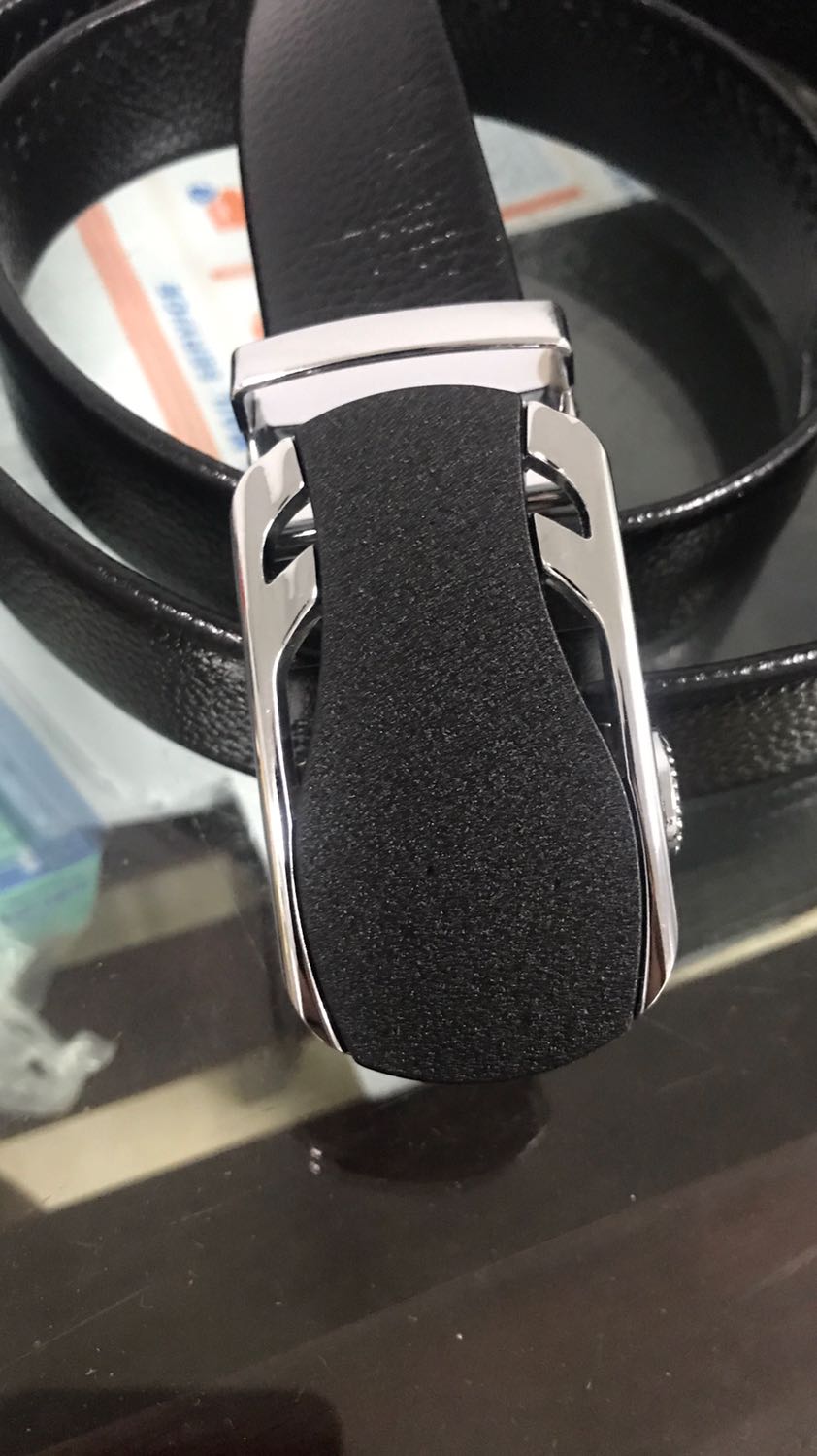 Thắt lưng đẹp khỏi chê. Đầu khoá đẹp, thiết kế chắc chắn, cứng cáp nhưng trông tinh tế. Đẹp mà sáng hơn ảnh của nhà bán đăng ấy. Dây dài cực luôn bụng mình bé nên phải cắt bớt chút. Dây bóng, chất da khá là mềm. Đường may tinh tế chắc chắn. Sản phẩm tốt đang mua. Like mạnh ủng hộ shop.