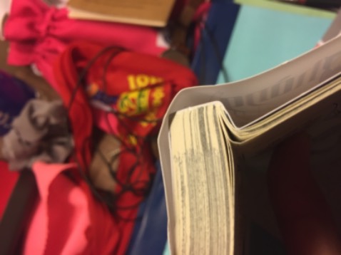 Bọc bookcare để không móp góc cuối cùng vẫn móp và hằn thêm vết bookcare 
Mấy cuốn trước không sao lần này lại dính trang với nhau lấy ra thích rách🙃