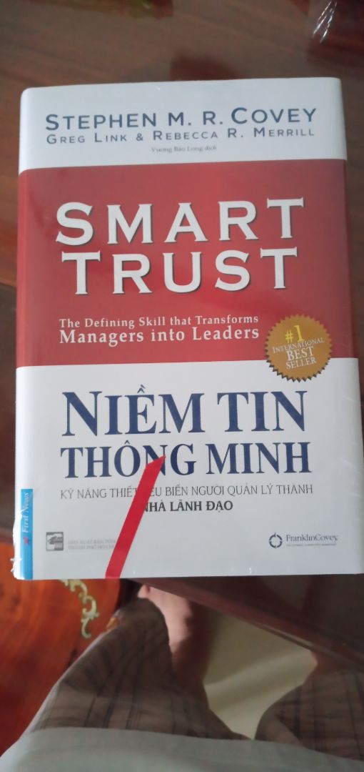 Sách được đóng gói cẩn thận, kín đáo.
Giao hàng nhanh, shipper nhiệt tình.
Bìa sách được bọc nhựa kĩ càng. Bên ngoài sách có miếng muốt bọc lại nên rất yên tâm.
Vì đặt sách với Fahasa nên có bonus một tấm thiệp rất cưng và có hóa đơn rõ ràng, uy tín.
Chữ in rõ ràng, nội dung hay, còn là bìa cứng nên mát lòng ghê.