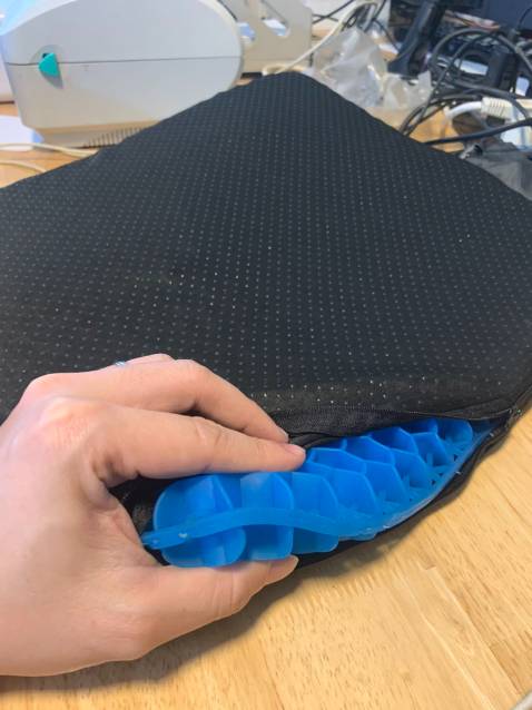 silicon loại này rất mềm chứ ko cứng chút nào, ngồi êm mông, nên mua, sẽ mua thêm cho cả phòng