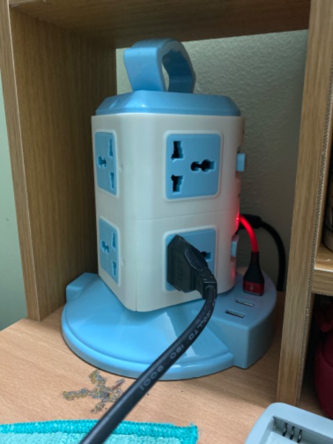 Ổ điện kích thước gọn, cách ổ cắm xoay 4 mặt nên tiện lợi khi cắm nhiều thiết bị khác nhau.
Công tắc ở chân đế dùng chung cho cả ổ, không dành riêng cho các đầu USB. Công tắc ở các tầng dành riêng cho các tầng.