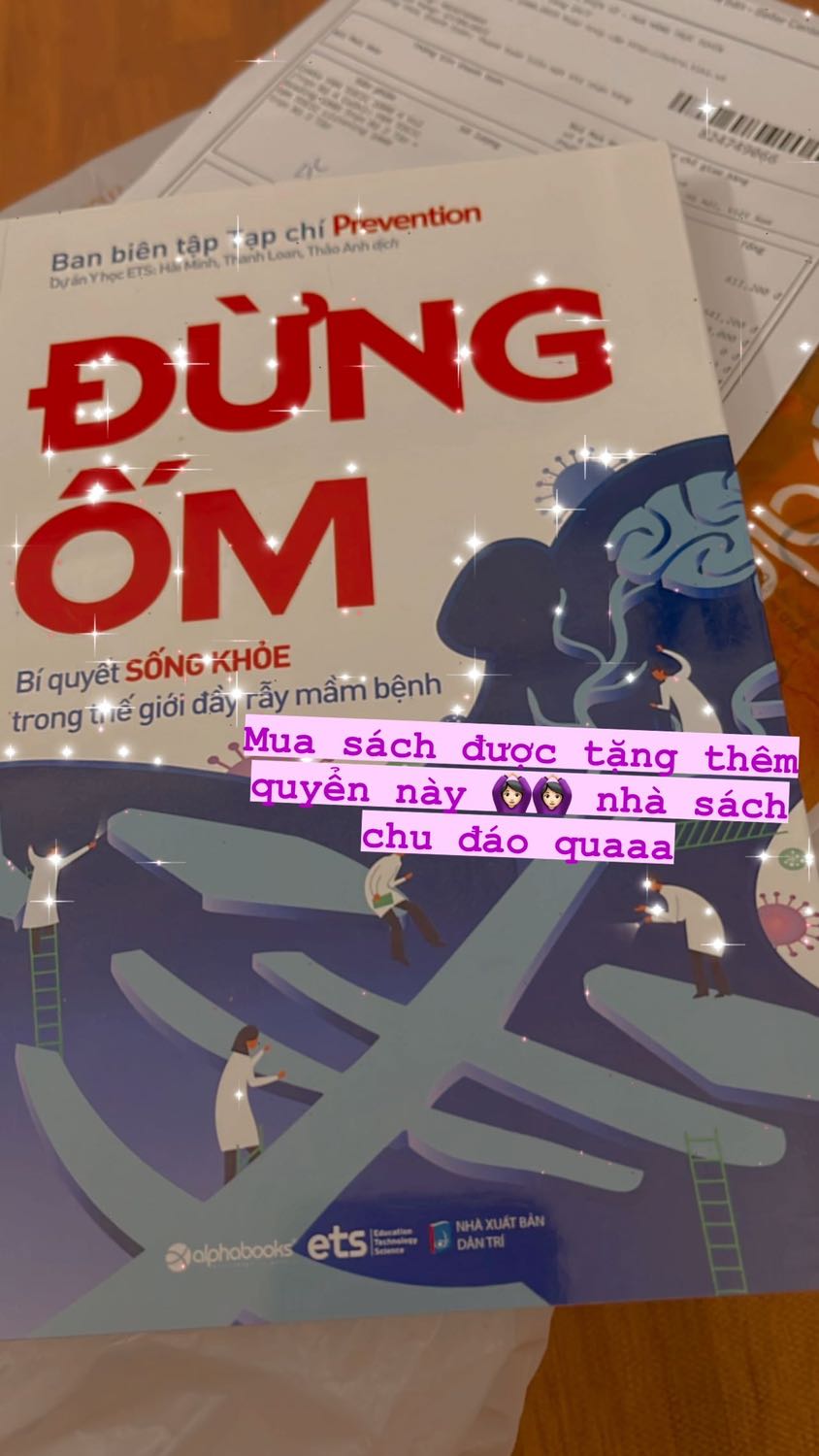 Sách đẹp, giao hơi lâu do ảnh hưởng của dịch nhưng được nhà sách tặng thêm cuốn sách nhỏ này, khá ý nghĩa ạ