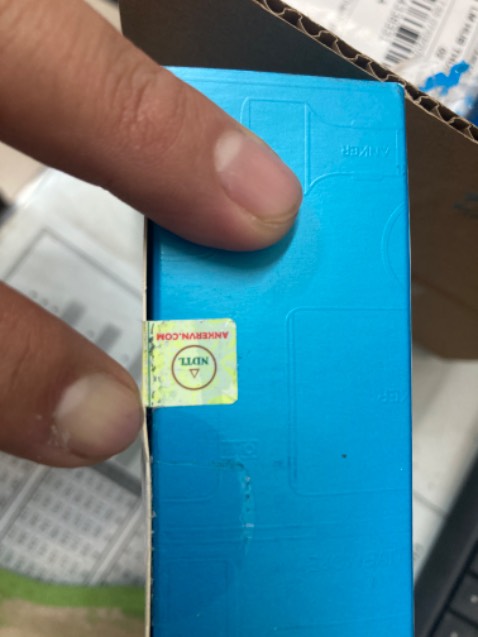 - Sản phẩm đẹp, nhỏ gọn hơn tưởng tượng.
- Thùng hàng móp méo, tróc keo dán.
- Hộp sản phẩm cũ, đã bị khui và dán lại bằng keo. Bao nylon bọc sản phẩm cũng bị bóc ra nên dãn và ít dính.