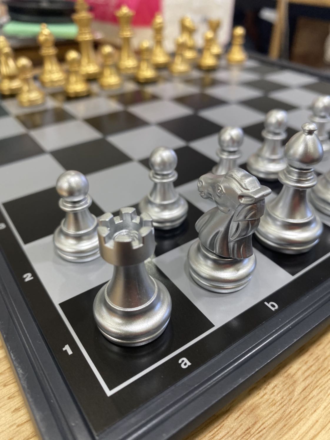 Bàn cờ và quân cờ rất chắc chắn, đóng gói cẩn thận. Quân cờ siêu đẹp, có nam châm hút, cầm vừa tay. Thấy nhiều bạn mua ở shop khác xong review là bàn cờ bên ngoài quá nhỏ chỉ bằng 1 gang tay mình cũng hơi lo nhưng shop này mình chọn size nhỏ nhất rồi vẫn rất vừa vặn ko bị tí hon như mấy chỗ kia. Cực kì hài lònggggg
