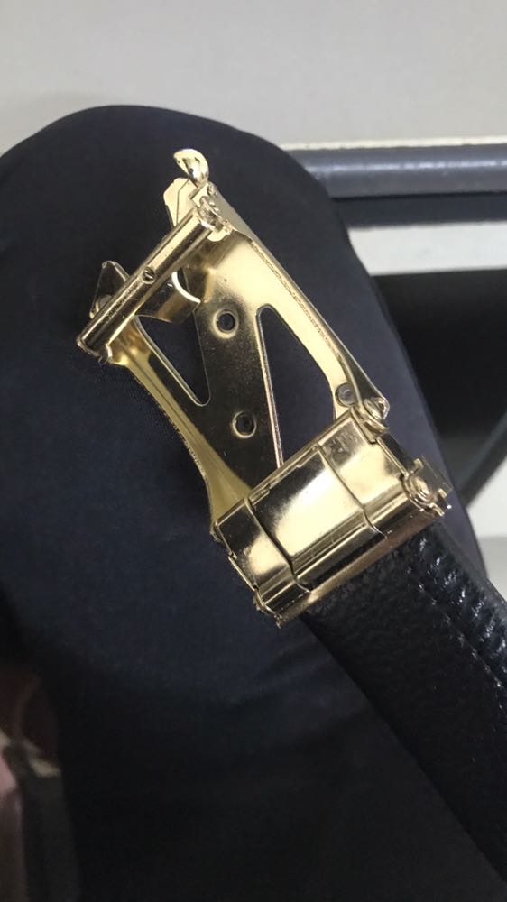 Đầu khoá đẹp và chắc chắn, dây da mềm, dài đeo không bị cứng. Dây da được may bo tròn, đường chỉ tỉ mỉ và chắc chắn.