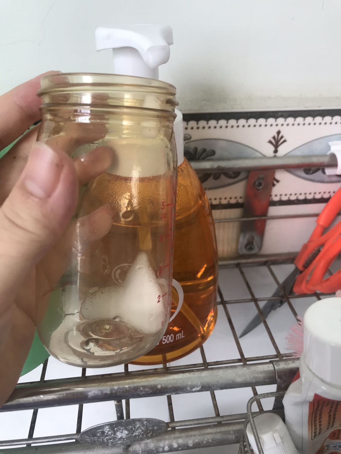 Nước rửa xịt ra dạng bọt, rửa dịu nhẹ, mùi cam nhẹ luôn. Tráng mấy nước rồi tráng nước nóng hoặc luộc lại chứ nếu rửa qua qua vẫn còn mùi nước rửa. Rửa xong mình cứ ngửi cho chắc hihi