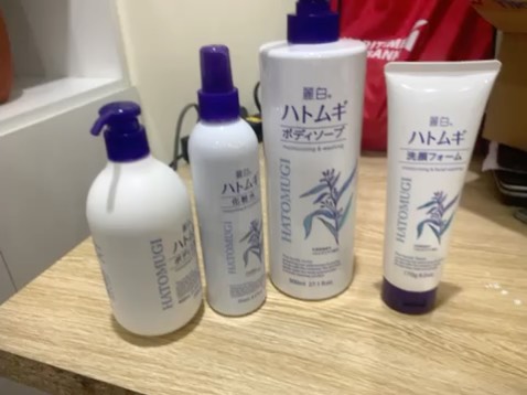 Một combo Hatomugi, không biết còn gì nữa để mua ko, sẽ tiếp tục dùng sản phẩm này. Da láng mịn, mềm, thơm, đặc biệt là vào mùa khô này rất thích.