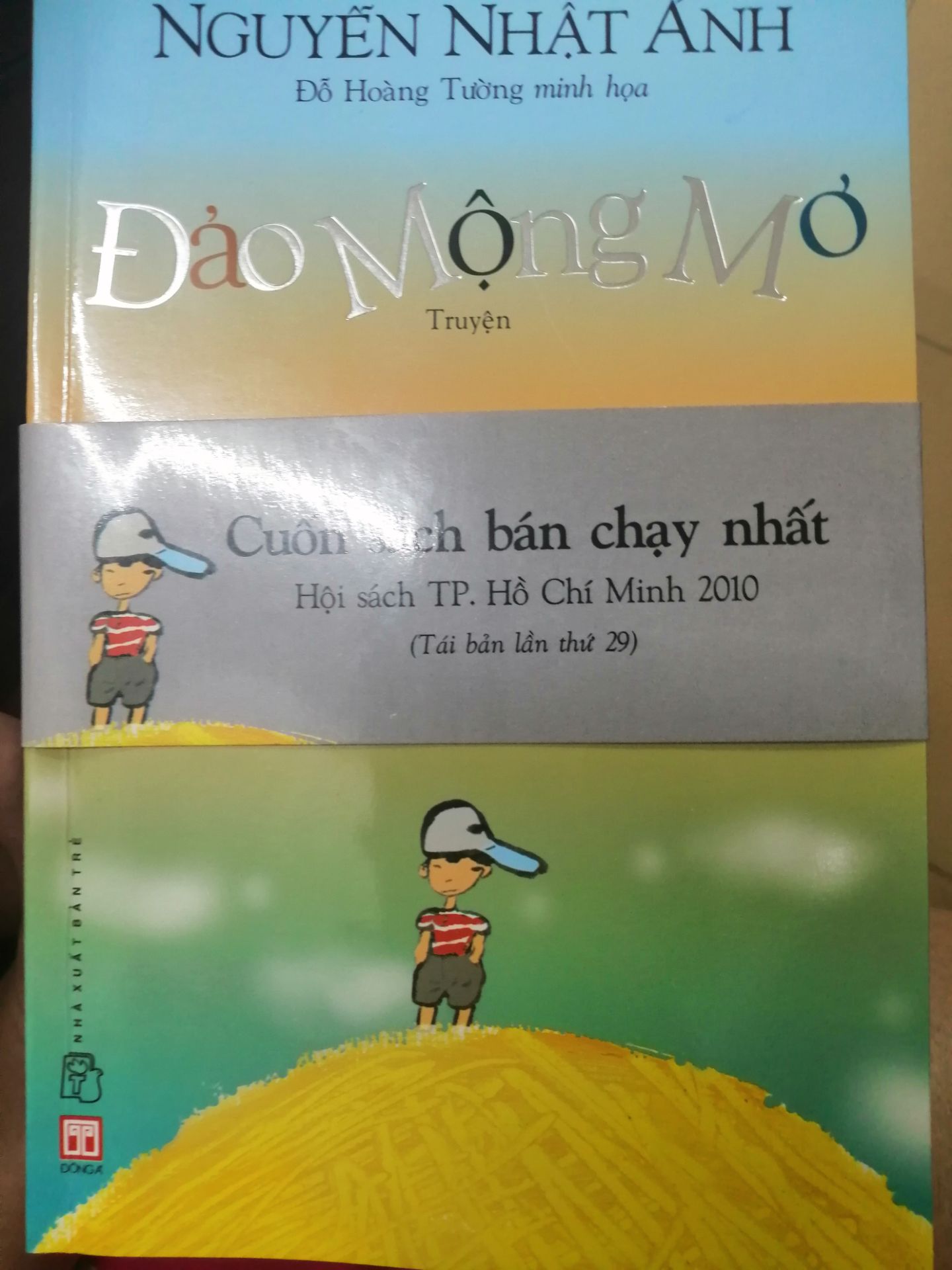 Mình thấy rất hài lòng với Tiki và Fahasha vì sách mới, do giảm giá của sách và giảm giá của bill tổng (do mua nhiều cuốn khác) nữa nên giá cả cũng rất chi là hợp lý , giao cũng nhanh (Tiki dự kiện thứ tư ngày 3/2 mà thứ sáu 29/1 đã giao tới) và nội dung thì ko cần phải bàn cãi, phù hợp với mọi lứa tuổi nhất là lứa teen và còn bonus thêm phần dư luận ở cuối sách để ta có vái nhìn khách quan và đa chiều hơn cho tác phẩm và nghe kể những câu chuyện thương tự Tin, và tranh trong sách cũng rất đẹp nhé