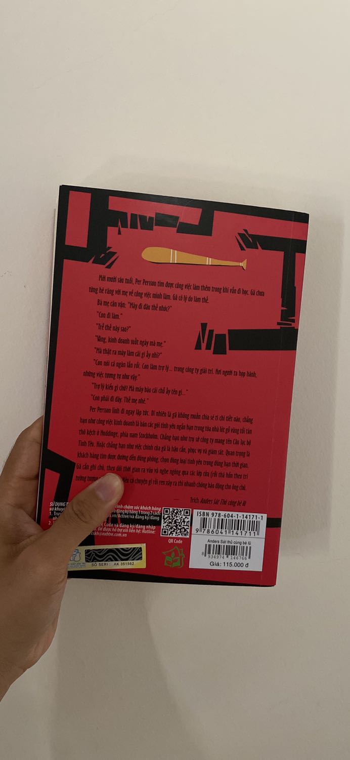 Mình khá là thích tác giả Jonas Jonasson và tác phẩm của ông. Chủ yếu là sách của ông thường có bìa sách rất bắt mắt nên mình thích lắm, còn phần nội dung thì theo mình là không có gì nổi bật. Giọng văn, lối diễn đạt châm biếm của tác giả rất tốt, đọc giải trí thì cực kỳ là ok.