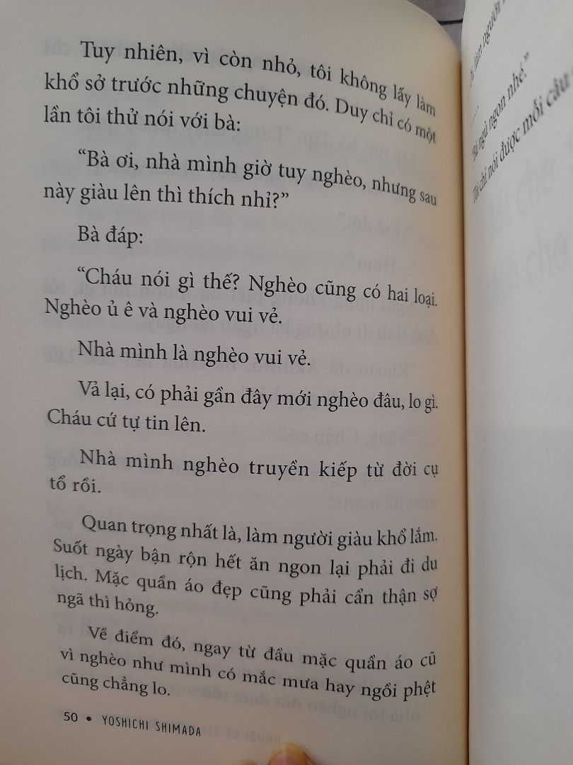 Tiki giao hàng nhanh, điều này mình khá ưng ý. Người bà tài giỏi vùng Saga là cuốn sách với các mẩu chuyện nhỏ với bà của tác giả, một cuốn sách hay và đáng đọc. Các châm ngôn lạc quan vui sống của người bà trong cuốn sách đã phần nào thay đổi suy nghĩ của mình về hạnh phúc. Dưới phần ảnh mình có để một mẩu cuộc trò chuyện của tác giả với bà của mình, mình khá là thích mẩu trò chuyện này, mong là mng cũng sẽ thích.
"Hạnh phúc không phải là thứ được định đoạt bằng tiền. Hạnh phúc phải được định đoạt bằng tâm thế của mỗi chúng ta."