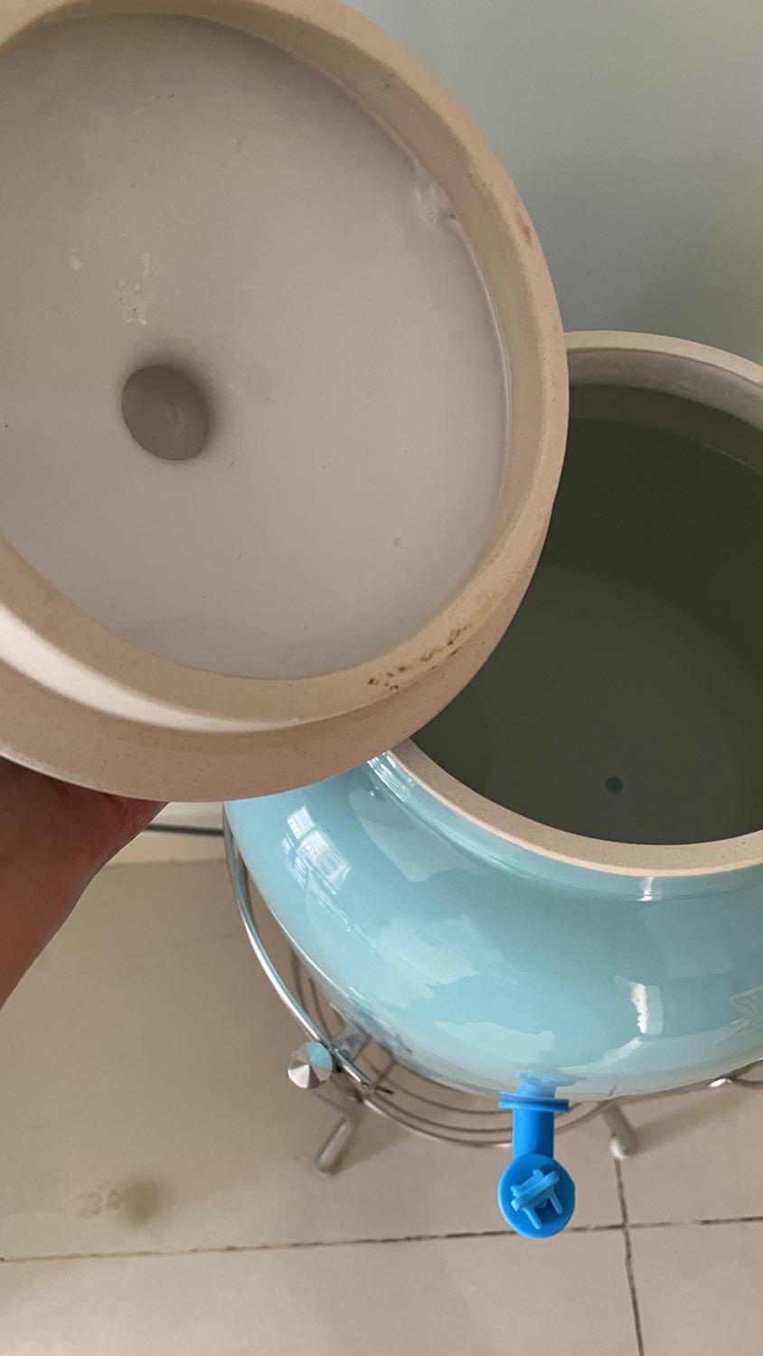 Đánh giá chung về chất lượng với tầm giá 400k là tạm ổn. Để cải thiện chất lượng tốt hơn, nên:
- Vòi xả nước uống: đổi ra loại lớn hơn. Loại hiện tại rất nhỏ, xả uống 1 ly nước mà phải mất thời gian chờ đợi lâu, mình đã phải tự thay 1 loại khác.
- Phần chỗ nắp đậy (như hình): không được tráng men nên khi mở ra đóng nắp bình lại dễ gây ma sát giữa nắp và thành bình làm bong tróc đất nung và rơi *** vào nước uống bên trong, ngoài ra do không được tráng men nên khi nắp cọ vào thành bình thì gây ra âm thanh rất “khét” làm khó chịu. Chưa rõ đây là lỗi của sản phẩm mình mua hay toàn bộ sản phẩm đều như vậy. Nhà sản suất nên tráng men đầy đủ và kỹ.
- Sơn bị loang lỗ bên trong thành bình (như hình)