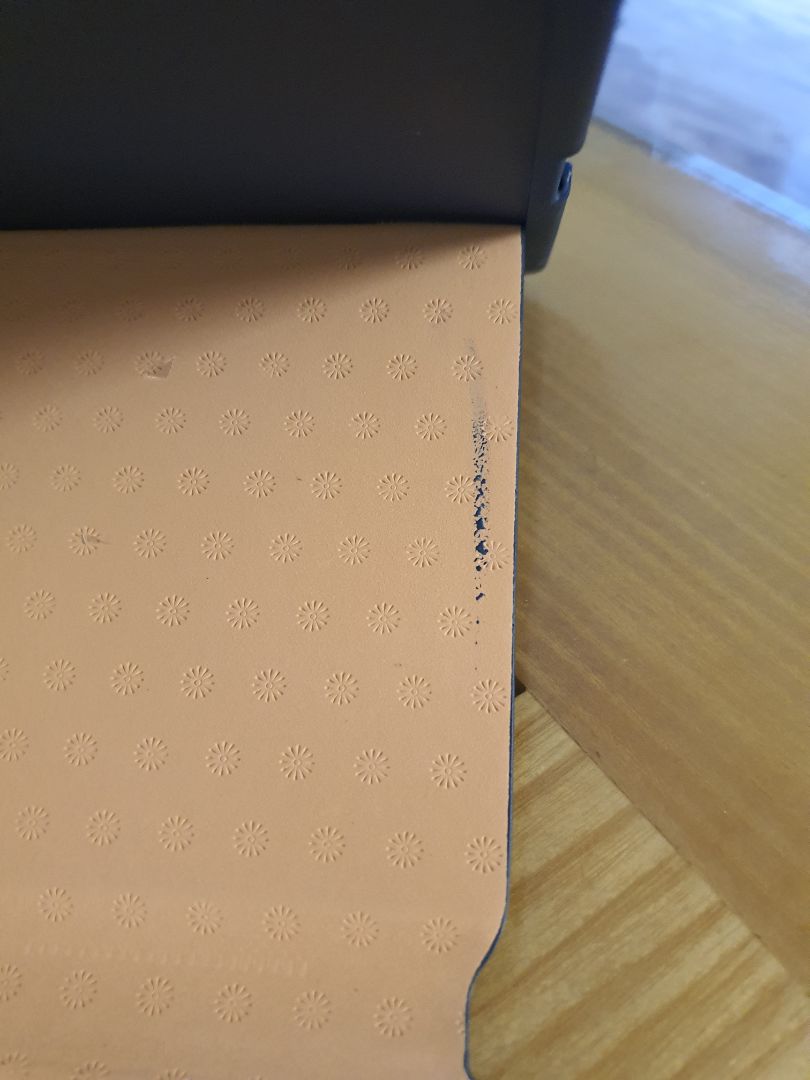 Hoàn thiện khá tốt, ok trong tầm giá.
Chất liệu ok.
Điểm trừ cho cái bao da của mình là có một vết nhựa dính vào ở mặt trong phía sau.
Không ưng lắm cái vỏ hộp, vì nó bị gãy, cảm giác như hàng để kho lâu, không được bảo vệ tốt lắm.  
Lưu ý khi dùng kiểu bao da này là không gắn bút được ở cạnh bên, nên khi để nằm tab sẽ để bút lung tung. Bút chỉ gắn ở phía sau camera, không có gì cố định, nên khi cho vào balo dễ rơi ra, dễ quên khi mang đi.