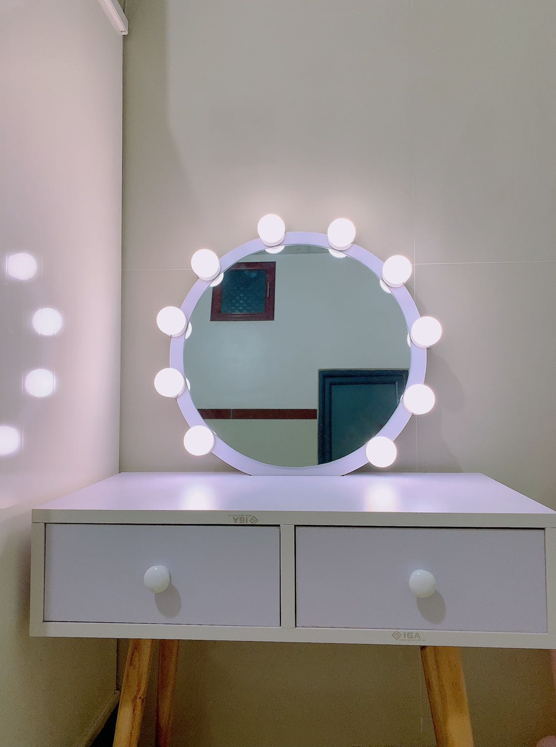 Hàng đẹp, dễ lắp ráp. May là gói hàng của mình ko bị trầy gì. Dù là shop giao hàng thiếu, nhưng cuối cùng mình cũng đc chiếc bàn xinh xắn với giá cực cực rẻ này. Shop hổ trợ nhiệt tình gửi hàng bù. Cảm ơn shop, và mình cũng đã mua thêm chiếc bàn thứ 2 🥰