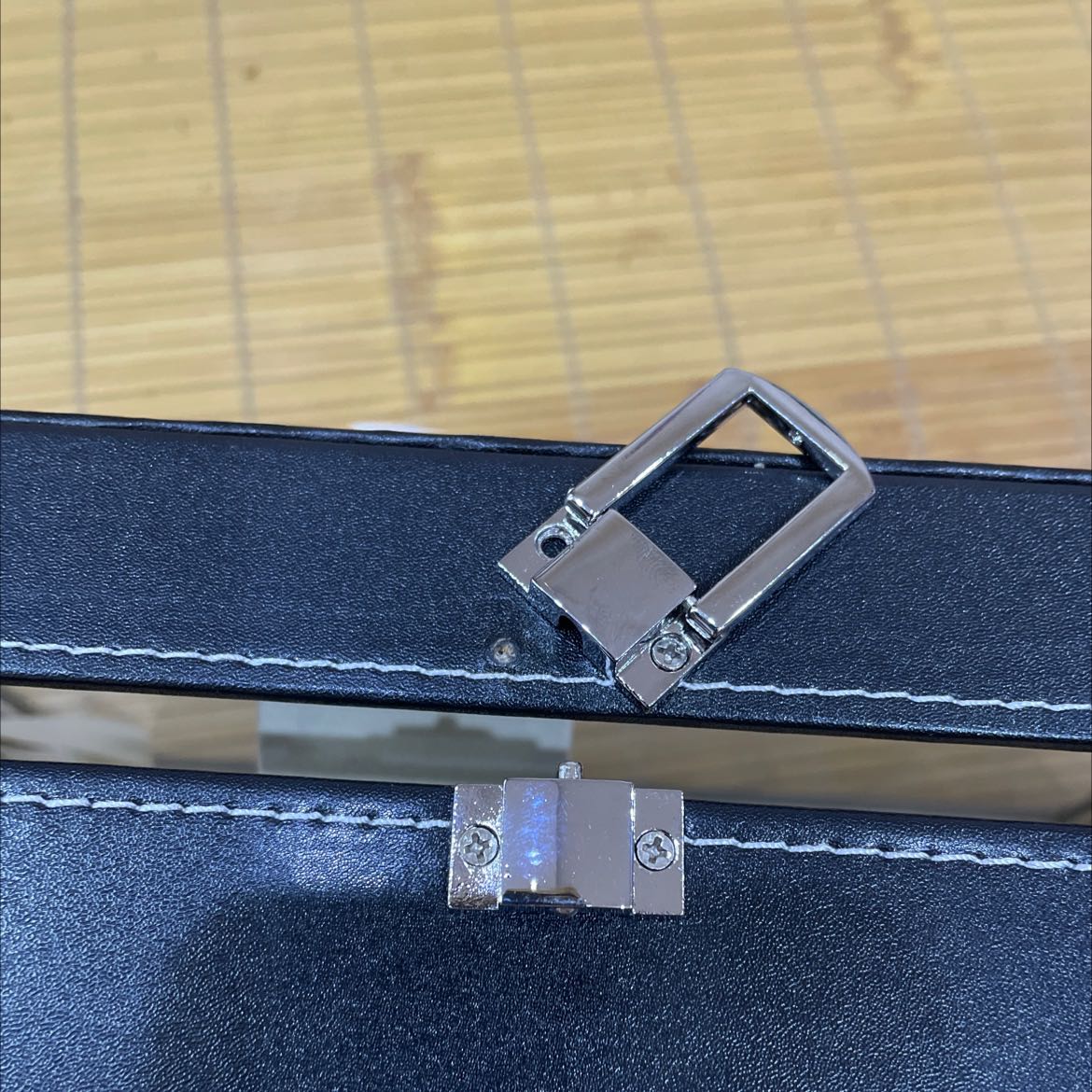 Tôi vừa nhận hộp đồng hồ thì bị hỏng khoá. Đề nghị đổi cái khác cho tôi