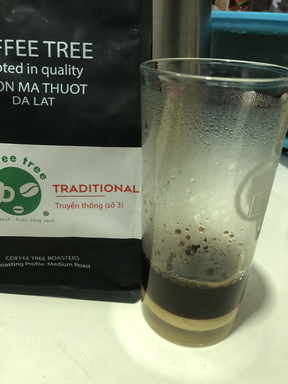 Bột cà phê mịn, màu nâu, có mùi dịu nhẹ khi mở gói.
Hương cà phê thơm dịu, màu cánh gián khi pha, sánh và ngon.
Vị số 3 đậm đúng chất. 
Giao hàng nhanh, đóng gói đẹp.