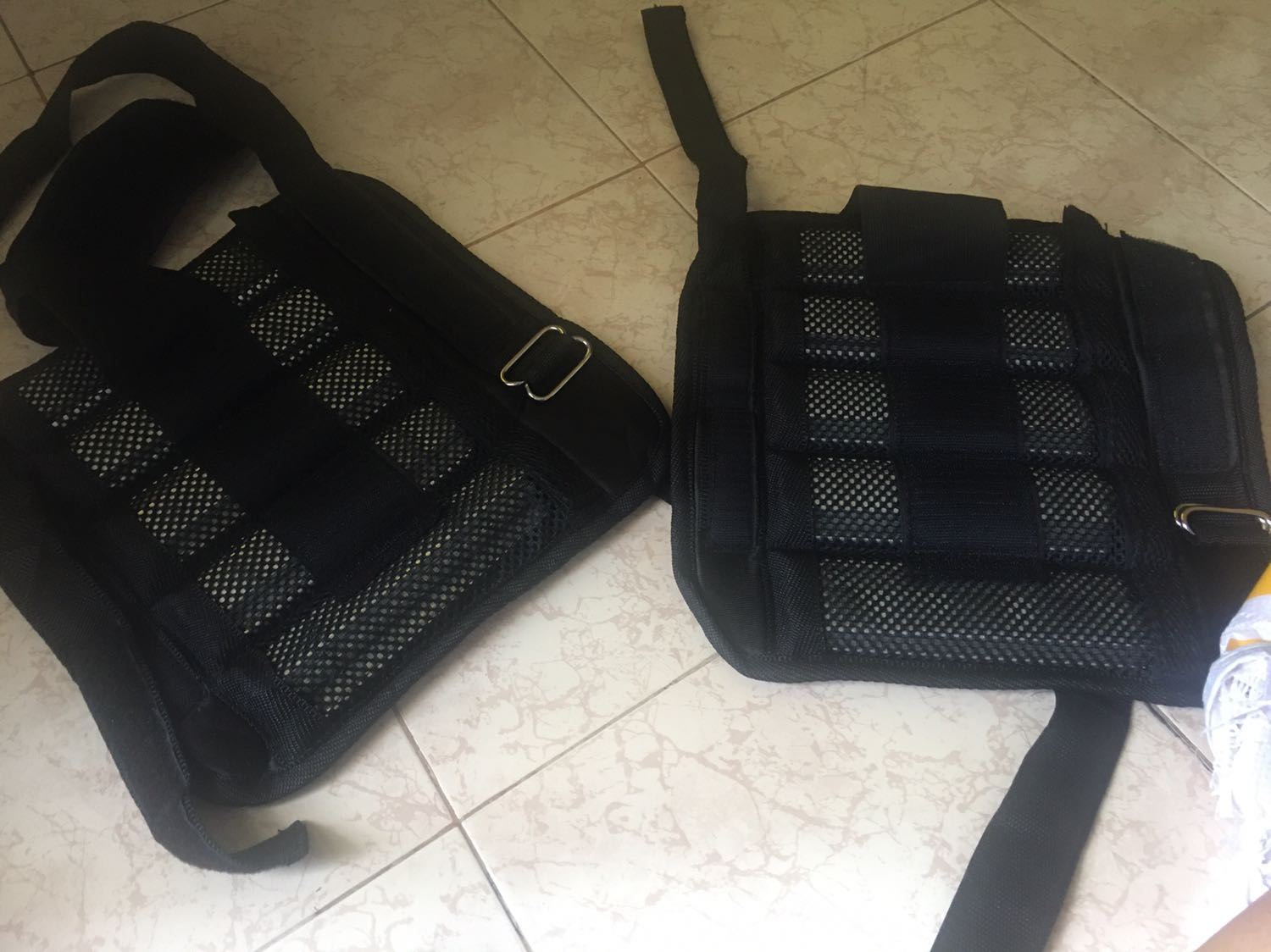 Mua áo tạ 10kg nhưng giao nhầm tạ chân 10kg, sau khi liên hệ shop đã phản hồi và xử lý giúp mình. Tư vấn nhiệt tình, nên cho 5 sao.