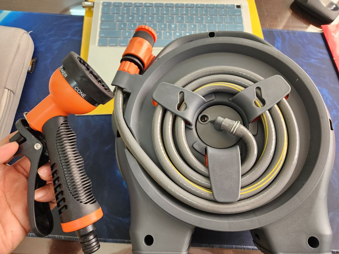 Sản phẩm giá rẻ nên chất lượng ống nhựa mềm ko cao, khớp nối ống và nối đầu phun ko chặt nên bị rò rỉ nước nên tôi phải mua đầu phun tốt gắn vào mới dùng được, có điều dùng bơm nước vào quạt hơi nước linh động nên vote 5s