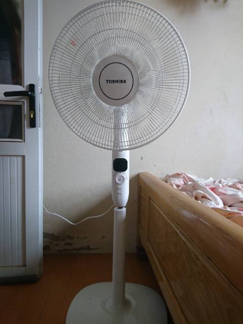 Mua từ tiki trading nên luôn yên tâm về chất lượng, giao hàng nhanh, quạt mạnh, công suất tiêu thụ ít chỉ 30w, độ bền động cơ thì chưa biết thế nào. 
Điểm trừ  duy nhất là quạt không gập cổ xuống nhiều nên hơi cao so với giường.
Đánh giá tổng thể là ok, giá đó tiki trading bán còn rẻ hơn của ***