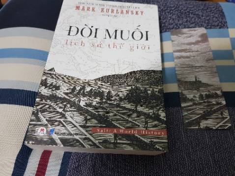 Sách còn nguyên bọc nilon, có kèm bookmark.
Nội dung là nguồn gốc, sự phát hiện ra những mỏ muối, cách khai thác và sử dụng muối suốt lịch sử của con người, trải khắp các lục địa. Mình thích nhất chương nói về Biển Chết và chương về muối ở Trung Quốc.
