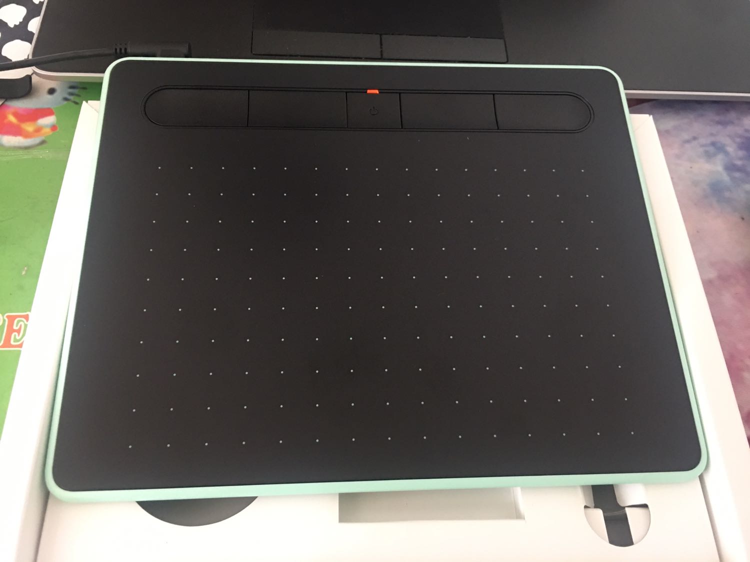 Tiki giao hàng nhanh, mình nhận ngay trong ngày.
Sản phẩm đóng gói cẩn thận.
Đây là lần đầu mình dùng bảng vẽ điện tử, nhưng đã được anh hỗ trợ (đường dây ***) hướng dẫn nhiệt tình, giúp mình đăng nhập để tải các phần mềm quà tặng từ wacom.