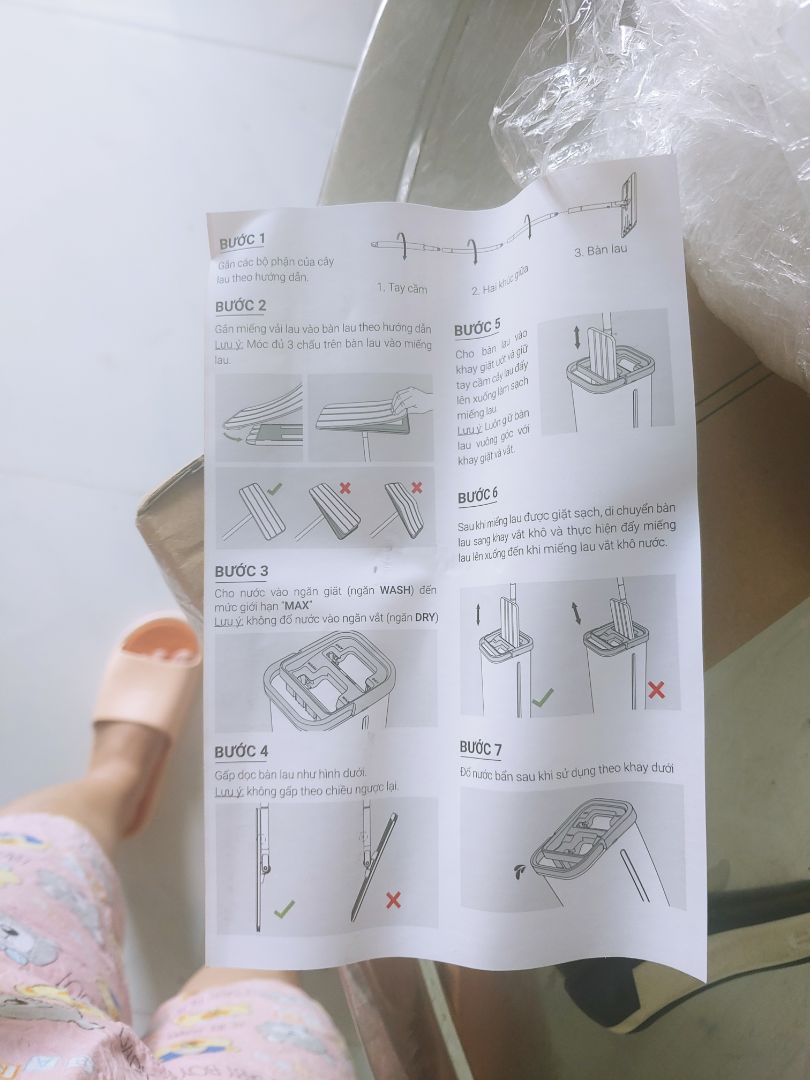 mình dùng bộ lau nhà Pr01 này lâu rồi, xu cái là hôm rồi đè hơi mạnh tay cây lau gãy mất, may quá parroti có bán cây rời, rước ngay em nó về, cứ nghĩ có cây lau thôi mở hộp còn đc tặng kèm miếng lau nữa, quá đã luôn, lau em này thích lắm nha, mn nên sắm ngay 1 bộ đi nè