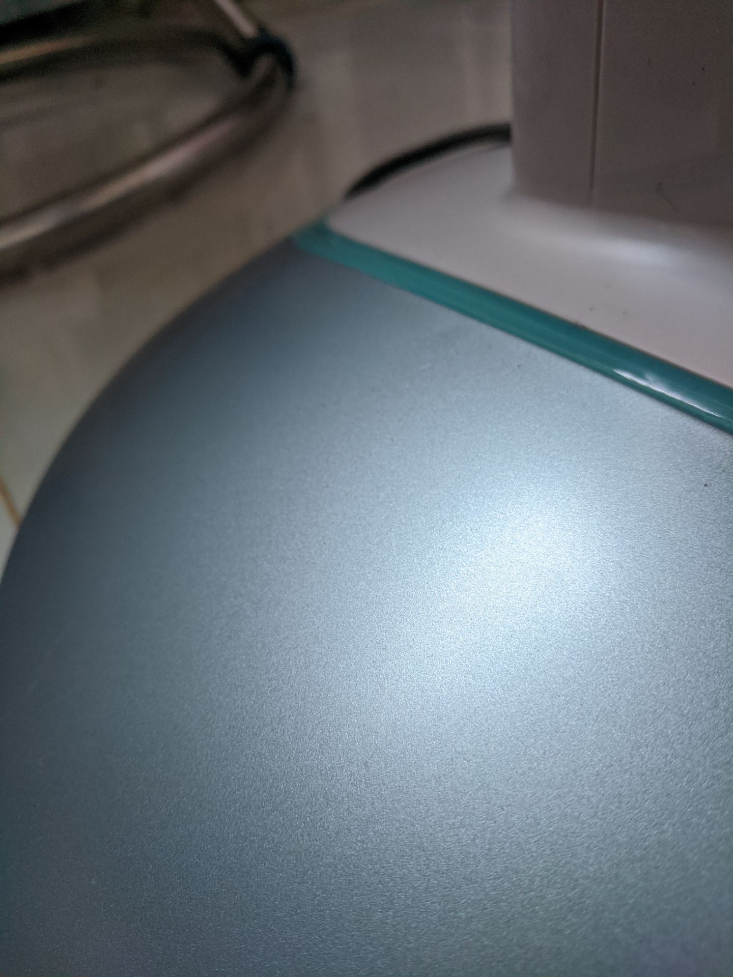 - Độ yên tĩnh không như kỳ vọng ban đầu..., nhưng so với các quạt khác đúng là rất ổn định, chắc sẽ bền.
- độ hoàn thiện tốt, nhỏ nhưng rất nặng và chắc chắn; không hiểu tại sao chân ghế không có miếng lót để tránh cọ quẹt nền.