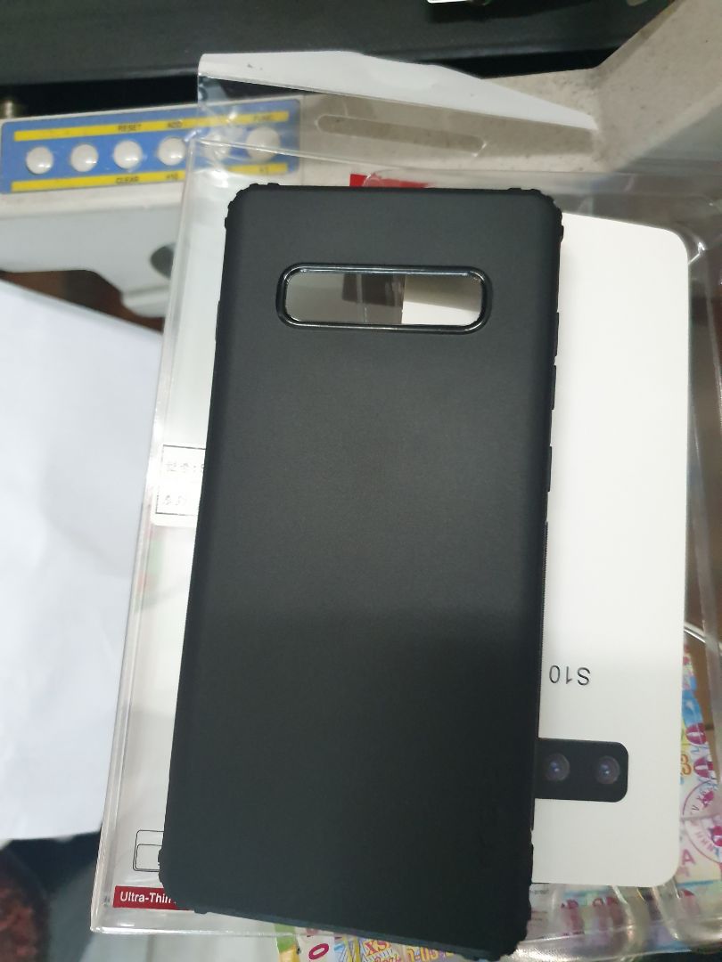 mình đặt ốp lưng trong suốt. shop lại giao nhầm màu đen thế này ?