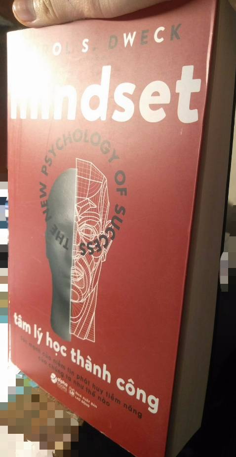 sách mình đã đọc qua, sách rất tốt, nhưng có vài phần trong bản dịch vẫn chưa ưng lắm
Nhưng nói chung nội dung cuốn sách rất hay và đáng để đọc, nó đã thay đổi suy nghi và tư duy của mình. Nếu bạn nào còn đang băn khoăn lựa chọn lối đi chinh phục ước mơ thì đây chính là cuốn sách rất đáng để trở thành cuốn cẩm nang chỉ hướng tư duy. Nó không phải là cuốn self-help đầy nhưng lời khích lệ mà là một bài nghien cứu về tư duy con người, từ đó giúp bạn nhận ra cách tốt nhất để tiếp nhận một vấn đề.