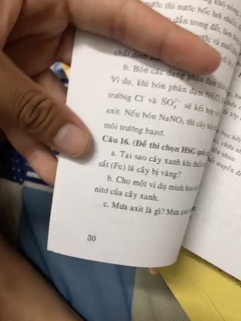 Theo tôi thấy thì sách làm tôi khá thất vọng, được cái giao nhanh chứ mở hàng ra thì hơi hẫng.Làm ăn cẩu thả, đóng sách mà dây dính keo đầy ra gáy, ảnh trên là đã ngồi cạo khoảng nửa tiếng rồi. Đóng gáy còn ko đều, trang thì sắp xếp lộn xộn (tự nhiên từ 31 nhảy sang 17) Chữ thì in đậm in nghiêng chả theo quy tắc gì, đọc mà khó phân biệt cái nào là câu hỏi cái nào là câu trả lời. Cắt bìa thì méo rồi hao hụt mất miếng chữ. Nói chung là do áp mã mua giá rẻ chứ ko là trả hàng liền, ko bàn về nội dung nhưng chắc kèo là chuyển qua mua bên Hồng Ân mua chứ sẽ ko ghé lại Khang Việt!