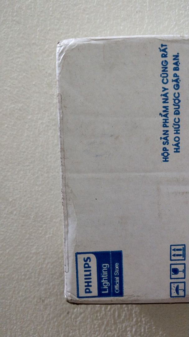 ấn tượng đầu tiên mạnh mẽ nhất là dòng chữ màu xanh 'HỘP SẢN PHẨM NÀY CŨNG RẤT HÁO HỨC ĐƯỢC GẶP BẠN' in cùng logo PHILIPS Lighting Official Store trên hộp carton trắng tối giản;
không cần cầu kỳ hoa mĩ nhưng mang lại cảm xúc khác lạ.

về sản phẩm, đèn cho độ sáng dịu mắt, ánh sáng toả đều không chói.
giá niêm yết tuy cao hơn so với các bóng đèn cùng loại hãng khác nhưng chất lượng xứng đáng 👍

thương hiệu Philips uy tín 💯