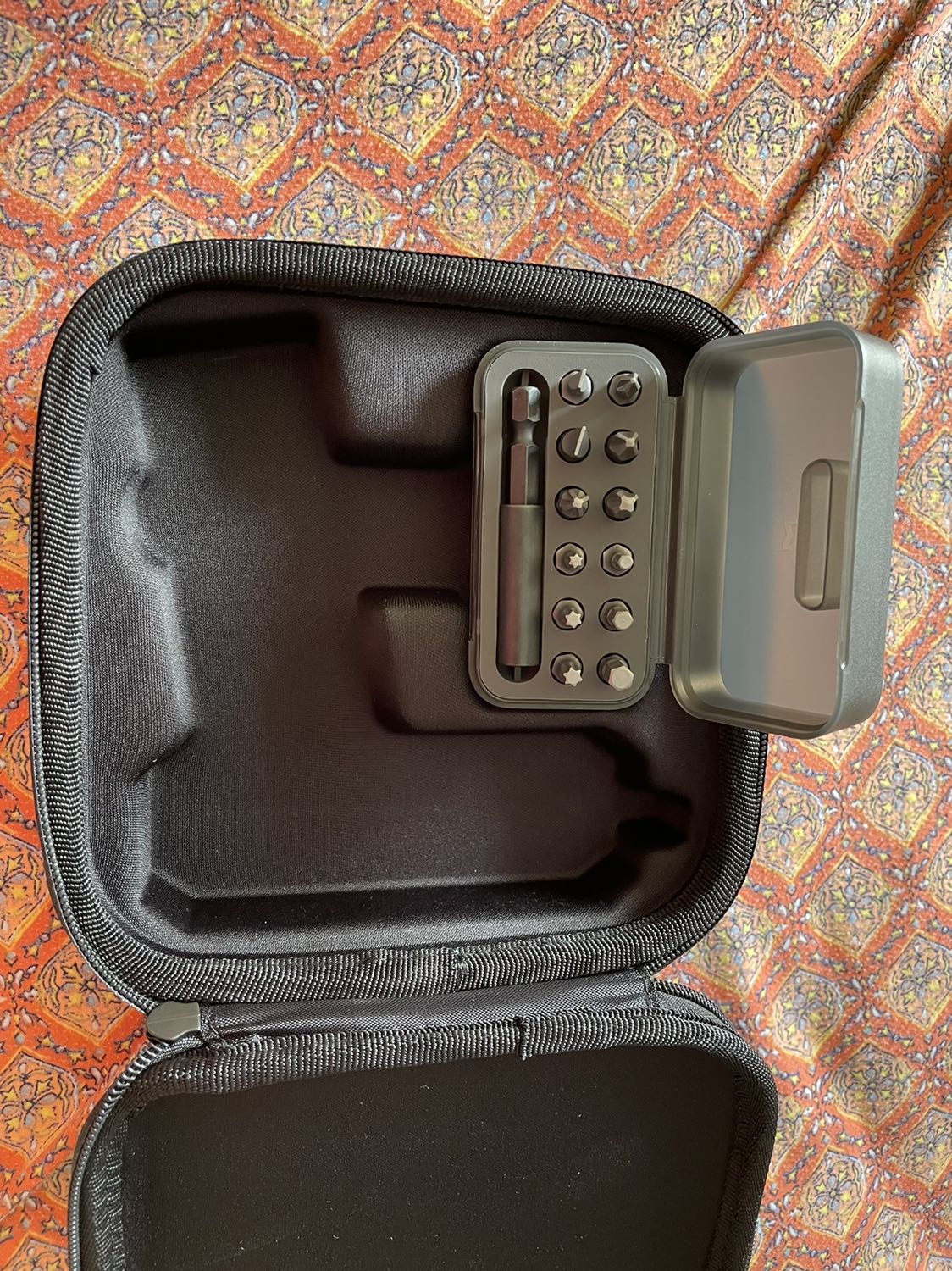 Hoàn thiện tốt, có hộp đựng xịn xò, có đèn, hơi tiếc là không chỉnh được công suất.