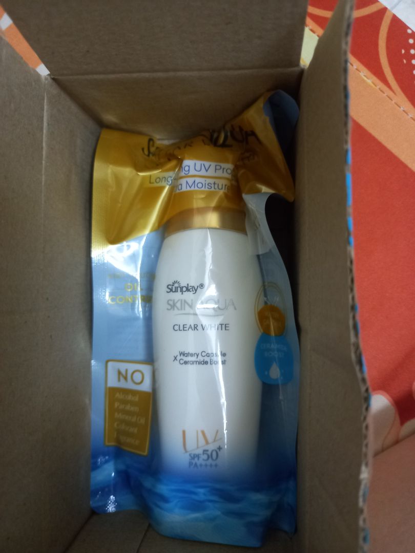 shop đóng gói cẩn thận. Mình có xài thử chai nắp xanh r mà nhỏ quá đổi sang nắp vàng xài to cho đã. 2 loại ko có khác gì nhau hết á, chỉ có nắp vàng hông thơm bằng nắp xanh thôi