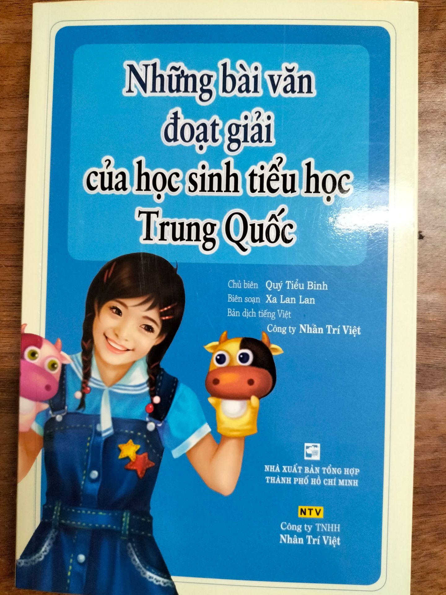 Tiki giao hàng đúng dự kiến, sách mới, không bị nhăn hay bẩn bìa sách. Về nội dung thì sách có nhiều bài văn rất hay với cách suy nghĩ, hành văn đặc sắc của các em học sinh Trung Quốc.