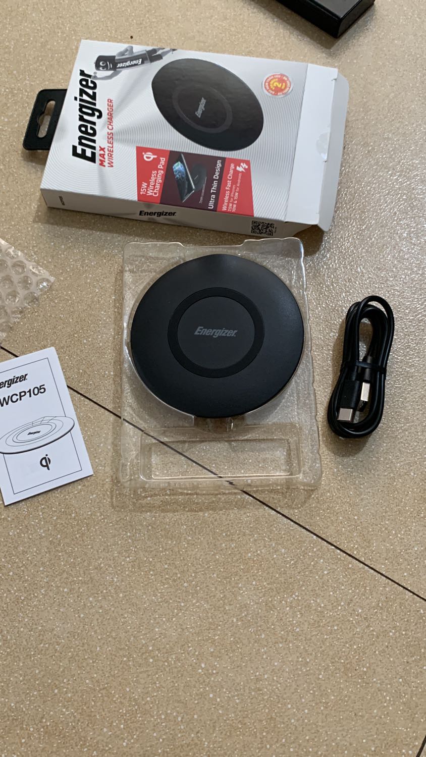 Gồm 1 đế sạc + 1 dây sạc usb type A - usb type C
Sài với cục sạc zin nhỏ 5w ổn (iphone xs max), tốc độ sạc ko quá chậm cũng ko nhanh, tương đương sạc bằng dây lighting.
Mua hàng 1/2022 mà kích hoạt bảo hành hơi sớm 5/2021.