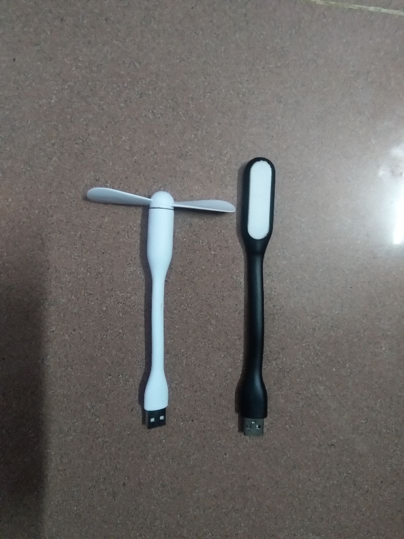 Mình mua sale có 8k được 2 sp nhưng chất lượng không tồi tí nào. Quạt chạy có gió, trẻ con chạm tay vào cũng không bị đau. Đèn thì ánh sáng vàng 6500k nhưng cắm lâu sẽ hơi nóng. 8/10 điểm