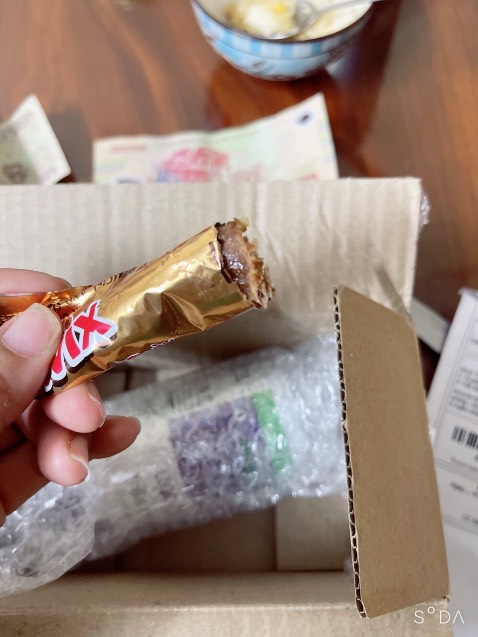 Hàng tặng kèm mà tặng thanh socola đã ăn như thế shop k hề tôn trọng khách hàng 
Mua hàng rất nhiều nơi nhưng lần đầu thấy 1 shop làm ăn kiểu này cũng k thèm tl tn khách luôn 
Làm ăn hết sức *** cá