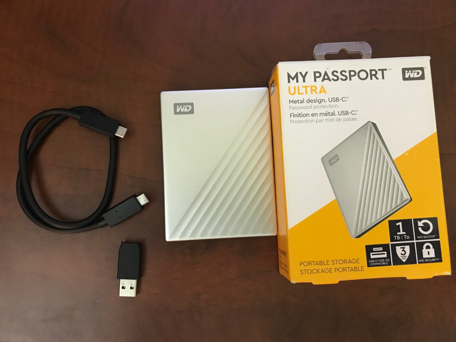 Ổ cứng WD này khá là nhẹ. Mặt trước làm bằng kim loại, mặt sau bằng nhựa. Có cái adapter type-c sang cổng usb bình thường. Cáp dầy, không mỏng. 

Thường các nhà sản xuất ghi 1TB = 1000GB, 1GB = 1000MB,... Còn vi tính thì là 1TB = 1024GB, 1GB=1024MB và vân vân. Và vì vậy trong hệ thống sẽ chỉ hiện 931GB. Viếc các nhà sản xuất ghi như kiểu này cũng khá là lâu rồi, phải tầm vài chục năm...