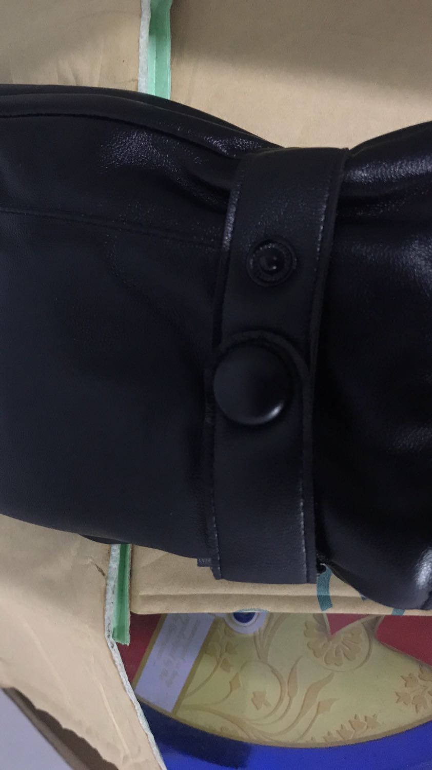 Găng tay da quá chất luôn. Chắc chắn, độ co giãn cao. Lớp nhung lông bên trong tạo cảm giác đeo bó sát từng ngón, rất ấm vào không có cám giác bị vướng bỏi các mép da thừa. Dùng quá là ok luôn. Sản phẩm đáng mua.