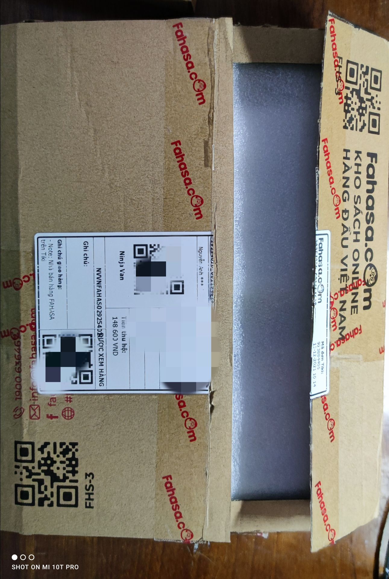 Giao từ tp HCM mất 3 ngày về Bắc, 2 quyển truyện có 1 lớp seal bookcare, 1 tấm kiểu xốp chống xốc, hộp đựng chắc chắn. Phần tranh của bìa ngoài đc phủ thêm 1 lớp gì đó hnhu cán UV  (trong hình, soi đèn học ở gần nó bóng loáng lên í), 2 bookmark dày, dịch out nhây đúng chất Priest ak (k bt khi ra sách có bị cắt j k mà t thấy tình ae ch thật sự...). Chất liệu hiện thực, kể chuyện phóng khoáng tự nhiên mà hài rất duyên, đi theo trình tự thời gian nên nhân vật có nhìu thay đổi và trưởng thành, từng nv cx đều đc Priest xử lí gọn. Nv chính là Ngụy Khiêm, đảm nhận những pha hành động trong truyện, tính cách đc bộc lộ rõ ràng qua việc làm của ổng. Ngược lại với ổng, Ngụy Chi Viễn đc tác giả khắc hoạ nhiều qua diễn biến tâm lí, tuyến tình cảm của Ngụy Khiêm của cả câu chuyện 1 mk Ngụy Chi Viễn cân hết, k có ai xen vào đc, nhưng Viễn cũng gặp nhiều trở ngại lắm.