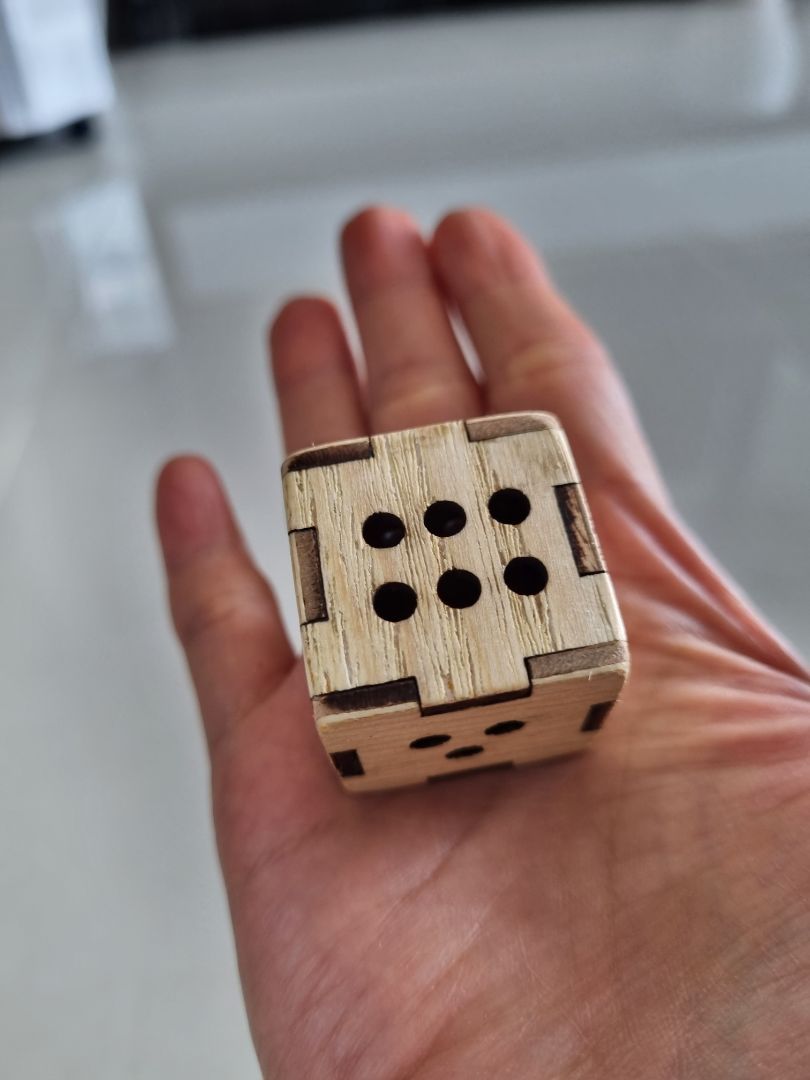 Giao hàng nhanh. Màu sắc đẹp. Có tặng kèm xúc xắc gỗ lớn, các bạn nhỏ rất thích. Chơi vui