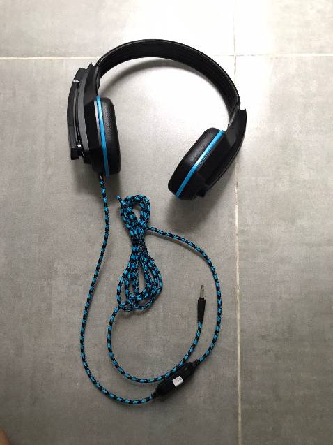 Giao sản phẩm không đúng như hình: Trong hình tai nghe có 02 jack (01 mic và 01 phone). Nhưng thực tế hàng được giao chỉ có 01 jack, nghĩa chỉ có thể xài hoặc là mic hoặc là phone, không thể xài vừa mic và vừa phone như hình.