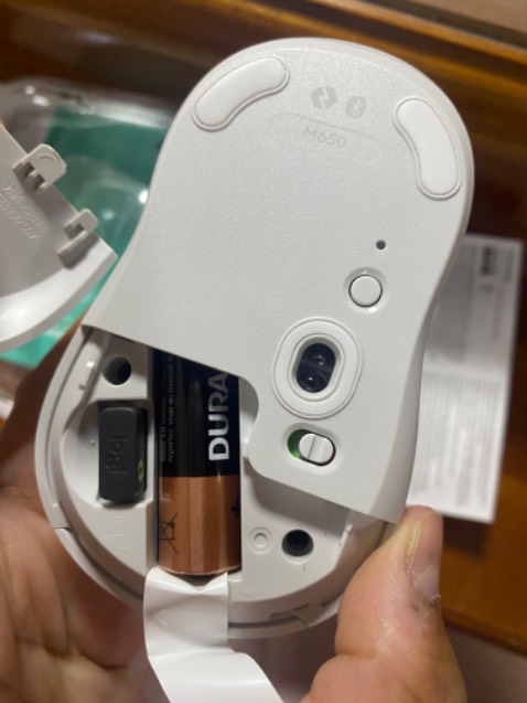 Chuột cầm chắc tay, màu đẹp kute. Lướt mượt. Có sẵn pin AA bên trong. Mình order hoả tốc vì ko có chuột xài ở công ty, nhận được hàng như đc cứu độ :)) thanks Tiki