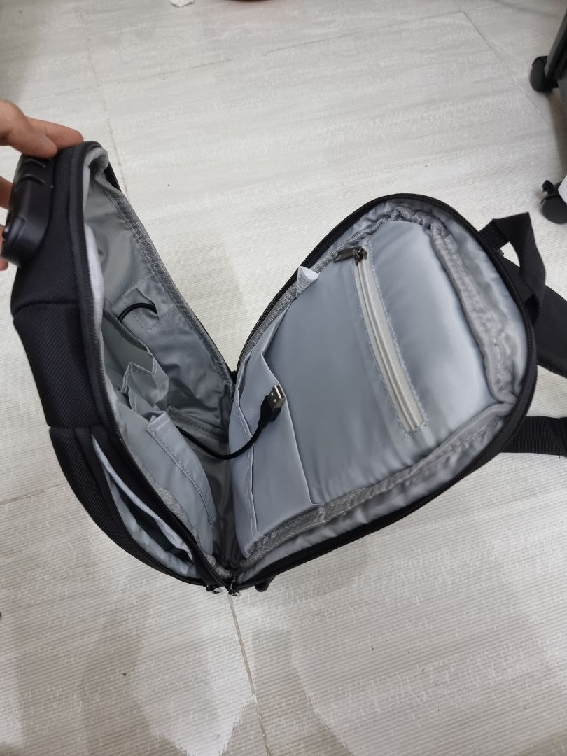 Chất liệu tốt, đeo khá là thời trang.
Có nhiều ngăn tiện lợi, mặt sau có thêm 1 ngăn nhỏ, trên dây có ngăn để thẻ khá sâu và chắc chắn.
Có dây USB nối với bên trong.
Có khóa và hướng dẫn sử dụng bằng tiếng Anh.
Mình thử đổ nước lên thì phần lớn là trượt ra khỏi mặt túi, phần nước còn đọng lại thì thấm vào nhưng cũng không đáng kể. 
Xứng đáng 5 sao ?