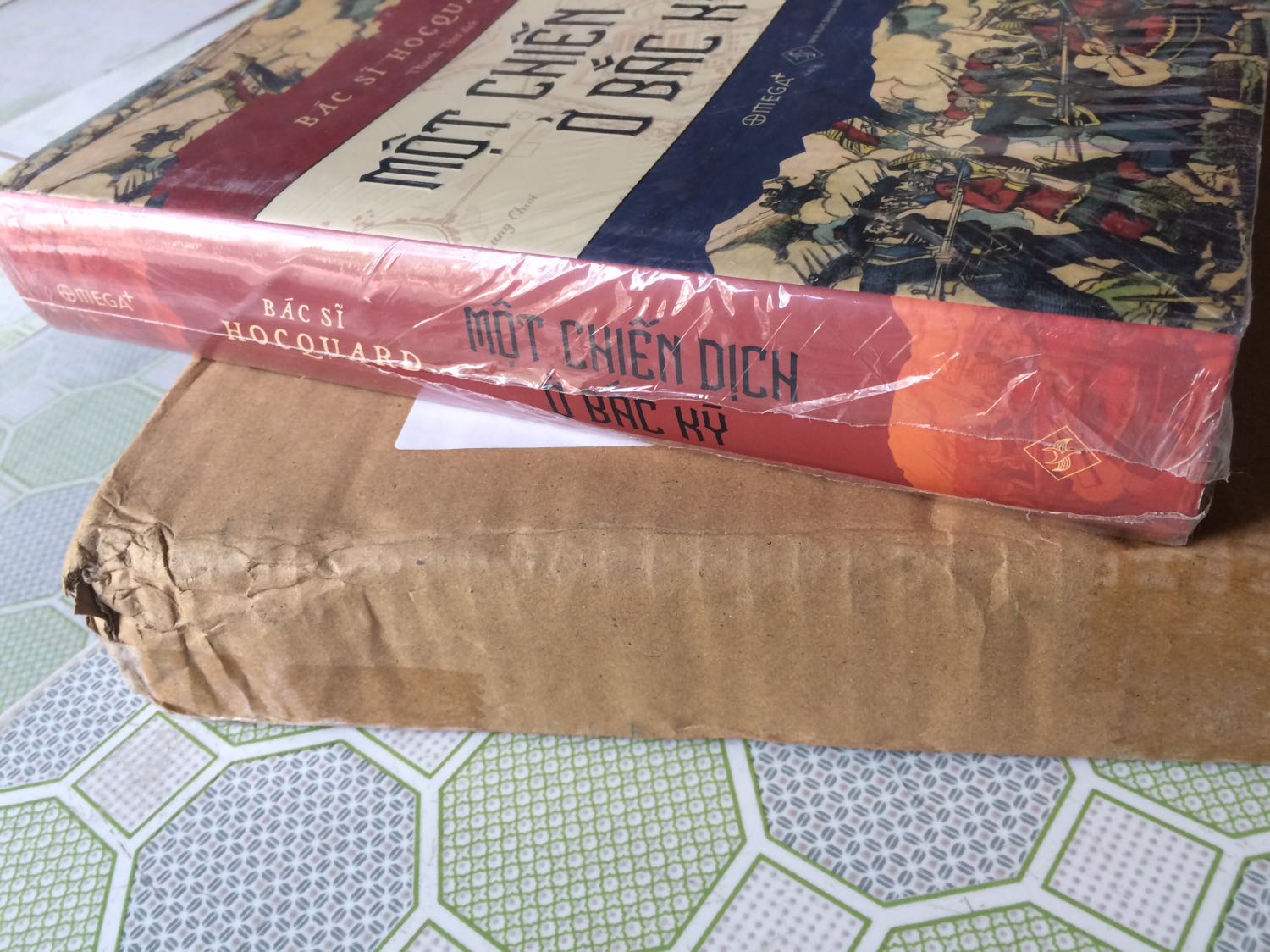 Khi hỏi shop có nói là sẽ đóng gói cẩn thận với bao bong bóng nhưng khi nhận hàng thì không có Mà chỉ là đóng gói bằng hộp carton mỏng điều này rất dễ bị cấn móp cạnh sách khi vận chuyển Rất may là sách mình bị cấn cạnh ít nên cũng chấp nhận được Nhưng điều này làm mình phân vân khi mua lần sau