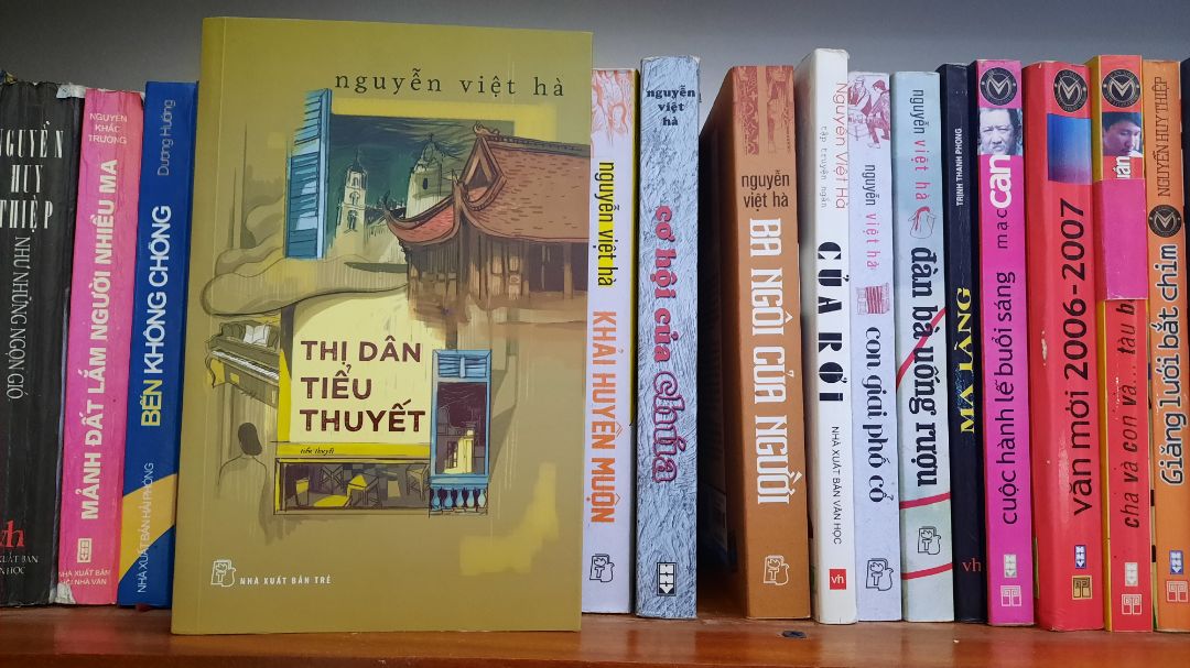 Sách giao đúng thời hạn, chất lượng tốt, tuy nhiên giấy hơi mỏng. Còn về nội dung thì Ok. Mình rất thích văn của Nguyễn Việt Hà và có đủ bộ 4 cuốn Tiểu thuyết của Nguyễn Việt Hà như hình chụp.