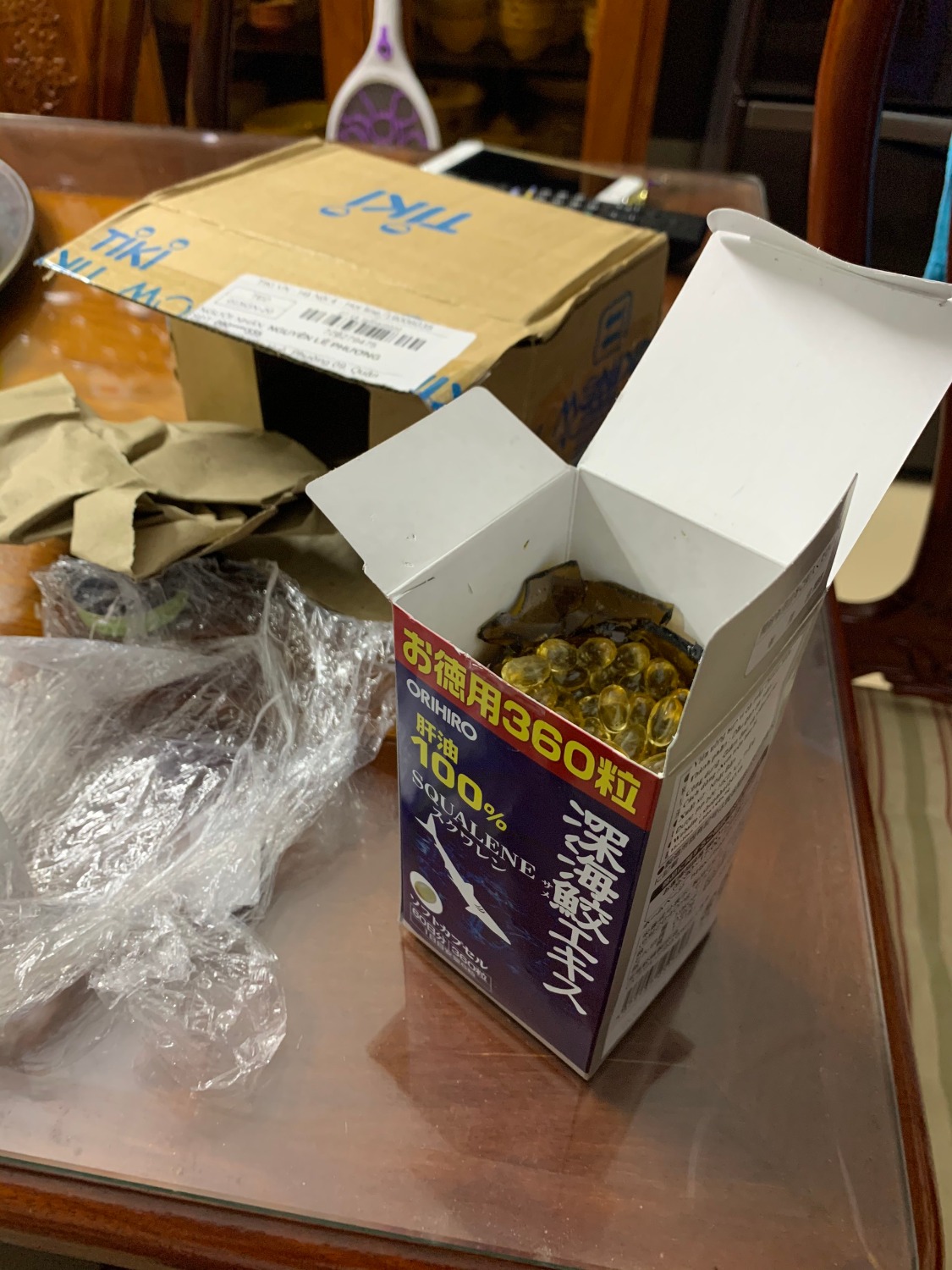 Dear Tikicare team & Shop bán hàng,
Anh rất bức xúc chuyện Tiki & Shop bán hàng xem thường khách hàng đến như vậy. 
Tikicare team & Shop bán hàng biết đây là sản phẩm TPCN - Quy cách đóng gói : lọ thủy tinh mà đóng gói và gửi cho khách hàng cẩu thả - làm bể thủy tinh trộn lẫn với viên uống.
Trường hợp nếu người tiêu dùng là anh sử dụng sản phẩm (viên uống) trộn lẫn với thủy tinh vỡ vụn thì như thế nào? Có phải ảnh hưởng trực tiếp đến TÍN MẠNG NGƯỜI TIÊU DÙNG - là khách hàng của TIKI & Shop bán hàng không?
Tikicare team & Shop xem file ảnh đính kèm và thu hồi sản phẩm sớm nhất có thể, đồng thời phải có giải pháp đổi trả sản phẩm cho khách hàng ngay lập tức.
Trân trọng,
Nguyễn Lê Phương
Đơn hàng: 729279475
Điện thoại: ***
Email: ***