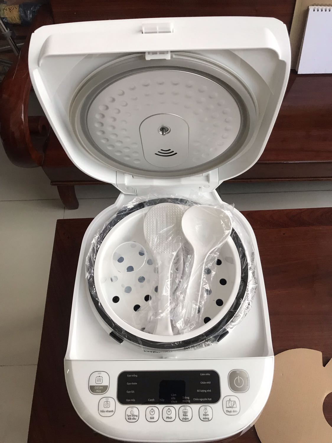 Mình đã nhận hàng, rất hài lòng. Sản phẩm đẹp, mới, đầy đủ chi tiết, về phần nhìn rất chất lượng. Cơm nấu thử rất ngon, nhưng hơi confuse vì lúc mới căm nấu cứ thấy nồi lúc kêu lúc ngừng, làm mình tưởng bị lỗi. Mình nghĩ nhà sản xuất nên note về khoản này để khách mua ko bị lă tăn.